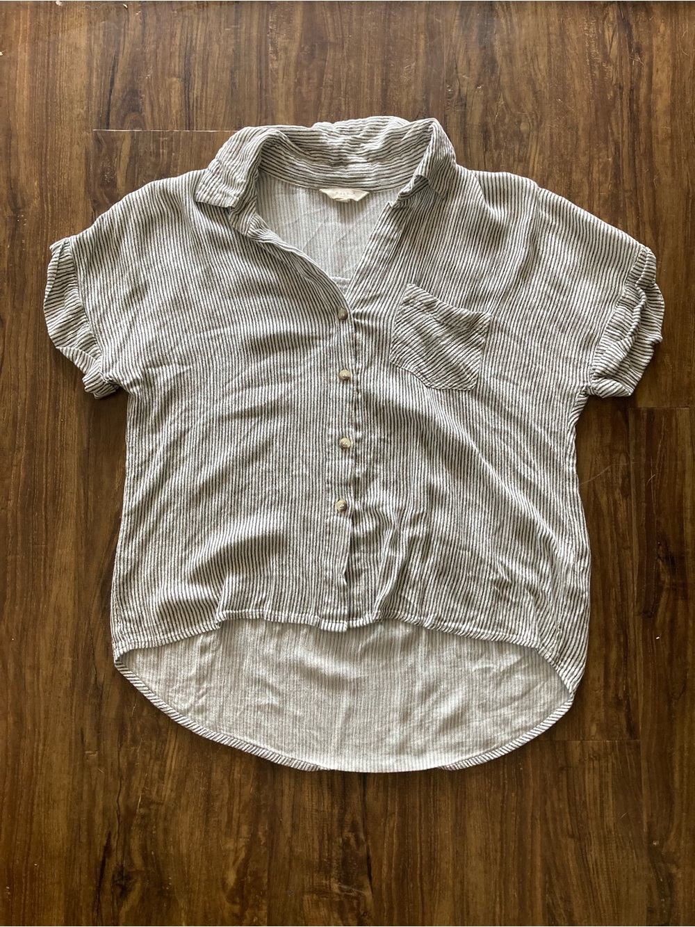 Relaxed Short-Sleeve Striped Button-Down Shirt - White & Gray Size Medium
